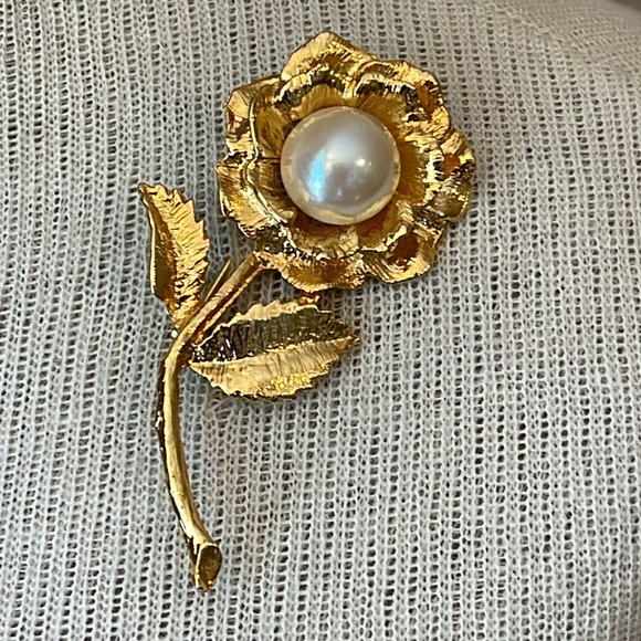 Vintage Gold-tone Flower Pin with Faux Pearl Center - Picture 10 of 12